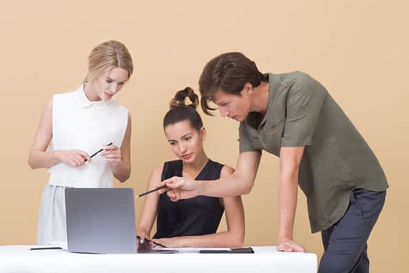 A group of people looking at a computer
Funciones-community-manager-laptop-trabajando.jpg.