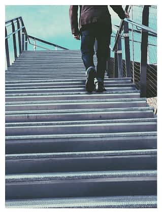 A person walking down a railing
persona-siguiendo-camino-community-manager.jpg.