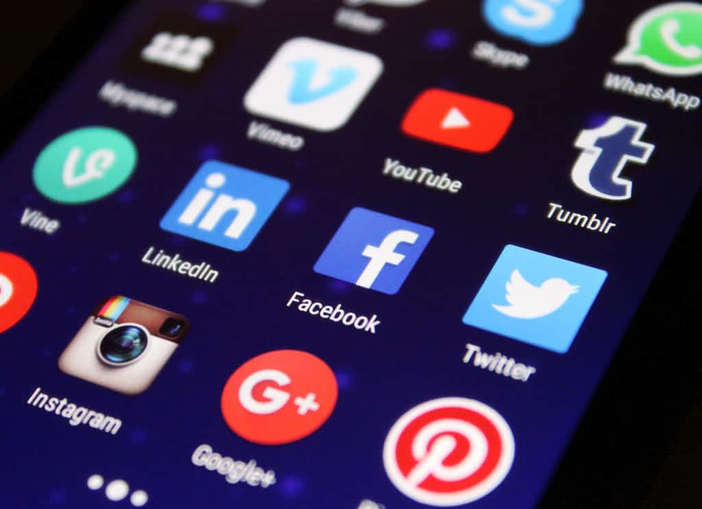 celular-redes-sociales.jpg.